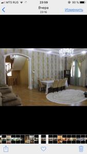 una imagen de una sala de estar con mesa y sillas en Villa de luxe, en Baku
