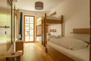 Łóżko lub łóżka w pokoju w obiekcie Andrea 1 by SMR Rauris Apartments inc SPA and near Gondola