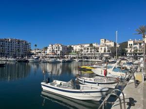 un gruppo di barche è attraccato in un porto di 3 Bed Beachfront Penthouse 854 with great views a Manilva