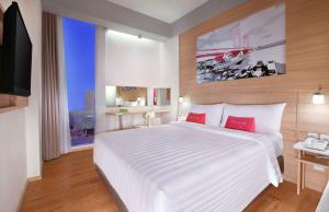 Postel nebo postele na pokoji v ubytování favehotel Palembang