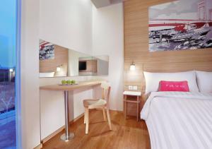 Postel nebo postele na pokoji v ubytování favehotel Palembang