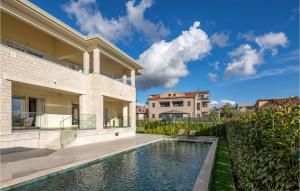 une maison avec piscine à côté d'une maison dans l'établissement Beautiful Home In Vabriga, à Vabriga 35 autres photos