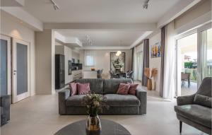 un salon avec un canapé et une table dans l'établissement Beautiful Home In Vabriga, à Vabriga