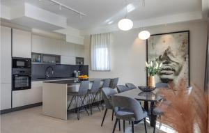 une cuisine et une salle à manger avec une table et des chaises dans l'établissement Beautiful Home In Vabriga, à Vabriga