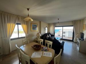 un soggiorno con un tavolo e un divano di 3 Bed Beachfront Penthouse 854 with great views a Manilva