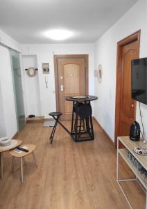 un soggiorno con tavolo e sedie di Apartamento Mar de Cristal Miraflores IV a Mar de Cristal