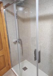 una doccia con una porta in vetro in un bagno di Apartamento Mar de Cristal Miraflores IV a Mar de Cristal