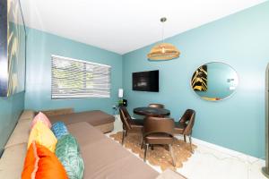 een woonkamer met een bank en een tafel bij Sunny Days Apartments in Miami Beach