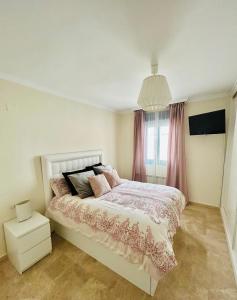 1 dormitorio con 1 cama y una ventana con cortinas rosas en La Morada de Eva, en Ronda 19 fotos más