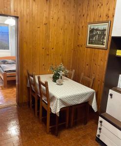Fotografija u galeriji objekta Apartment with beautiful view of Avala Mountain 3 rooms for 6 guests max SRB, DE, EN u Beogradu
