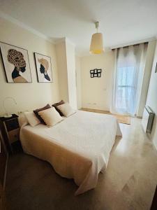 Un dormitorio con una cama grande y una ventana en La Morada de Eva, en Ronda