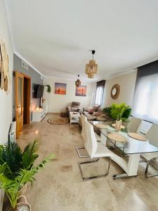 una sala de estar con una mesa y un sofá en La Morada de Eva, en Ronda