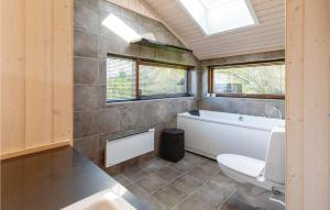 Koupelna v ubytování Four-Bedroom Holiday Home In Nykobing Sj
