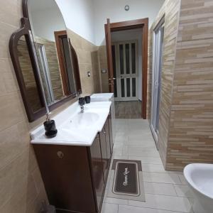 a bathroom with two sinks and a mirror at Gismondi B&B in Sora