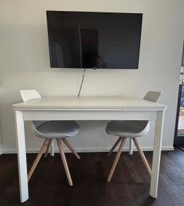 Μια τηλεόραση ή/και κέντρο ψυχαγωγίας στο Studio Apartment direkt am Phoenixsee +3 φωτογραφίες
