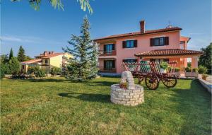 una grande casa con un albero nel cortile di Holiday Home Vinez V a Vinež