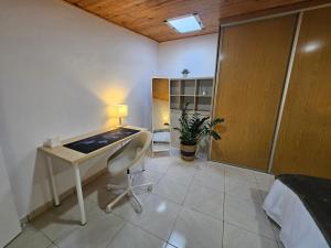 a room with a desk with a lamp and a bed at Casa Erika in Hermigua