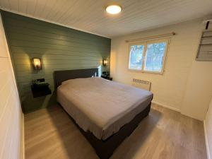 ロンドゥーにあるLa Boverie, Chalet 137のベッドと窓のある寝室