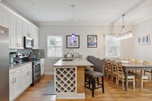 Kuchyň nebo kuchyňský kout v ubytování 121 E Ashley (A)