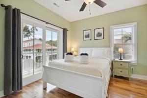 Postel nebo postele na pokoji v ubytování 121 E Ashley (A)