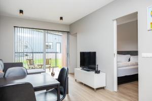 TV a/nebo společenská místnost v ubytování Geirþrúðarhagi 6A one bedroom apartment 102