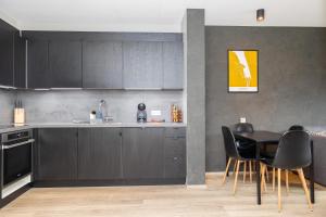 Kuchyň nebo kuchyňský kout v ubytování Geirþrúðarhagi 6A one bedroom apartment 102