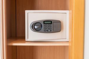 un horno microondas con una calculadora dentro de un armario en Hotel Playa Langosteira by Adeloló, en Finisterre