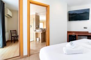 Postel nebo postele na pokoji v ubytování Hotel Playa Langosteira by Adeloló