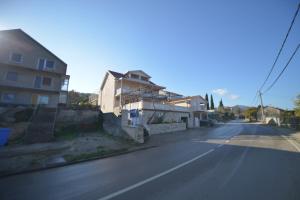 eine leere Straße mit einem im Bau befindlichen Haus in der Unterkunft Apartments and Studios Jokić in Tivat