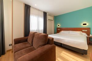 Postel nebo postele na pokoji v ubytování Hotel Playa Langosteira by Adeloló
