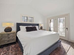 Un dormitorio con una cama blanca grande y una ventana en 762 Disciples Village Condo, en Boyne Falls 41 fotos más