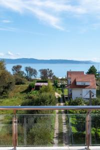 una ventana de tren con vistas a una casa en Hotel Playa Langosteira by Adeloló, en Finisterre