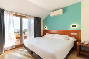 Postel nebo postele na pokoji v ubytování Hotel Playa Langosteira by Adeloló