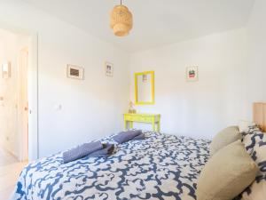 una camera con un letto con una coperta blu e bianca di CASA TINDAYA - 3 Min Walk to the Beach a Corralejo