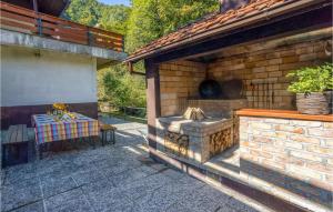 een patio met een tafel en een bakstenen oven bij Nice Home In Cabar With Wifi in Čabar +21 foto's