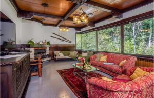 een woonkamer met rode banken en een open haard bij Nice Home In Cabar With Wifi in Čabar