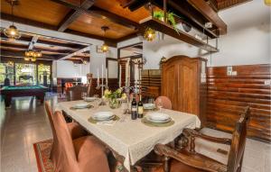 een eetkamer met een tafel en een pooltafel bij Nice Home In Cabar With Wifi in Čabar