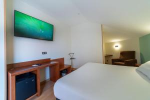 Postel nebo postele na pokoji v ubytování Hotel Playa Langosteira by Adeloló
