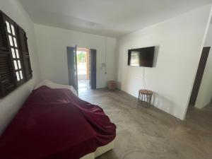 a room with a bed and a television in it at Pindoretama sitio in Pindoretama