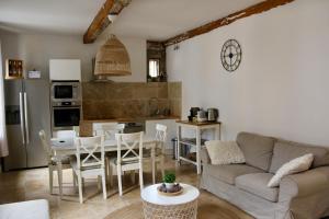 a living room with a couch and a table and a kitchen at La Cité Secrète in Carcassonne