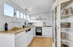 RøndeにあるLovely Home In Rønde With Kitchenの白いキャビネットとカウンタートップを備えたキッチン