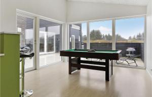 Stolní tenis v ubytování Three-Bedroom Holiday Home Løkken With A Fireplace 07 nebo okolí