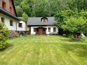 una casa con un patio con un patio grande sidx sidx sidx en Domeček Karlov, en Malá Morávka