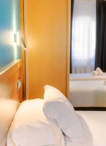 Postel nebo postele na pokoji v ubytování Hotel Playa Langosteira by Adeloló