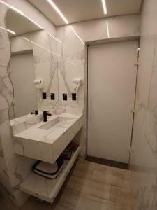 Un baño con dos lavabos y un espejo grande. en Vem Para o - Motel Marselha 2, en São Paulo