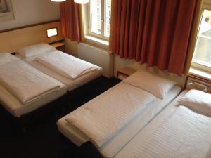 Postel nebo postele na pokoji v ubytování Hotel Goldene Krone Innsbruck