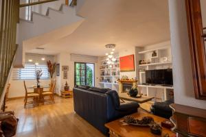 ein Wohnzimmer mit Sofa und Tisch in der Unterkunft Casa en Guadalmar Malaga, Naturaleza y Playa in Málaga