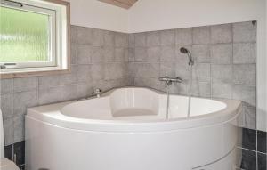 Koupelna v ubytování Three-Bedroom Holiday Home In Oksbol