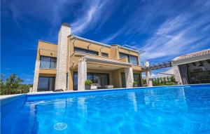 une grande piscine devant une maison dans l'établissement Villa Verde, à Sveti Lovreč Pazenatički