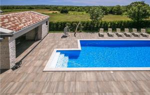 une piscine avec une terrasse en bois et une maison dans l'établissement Villa Verde, à Sveti Lovreč Pazenatički 33 autres photos